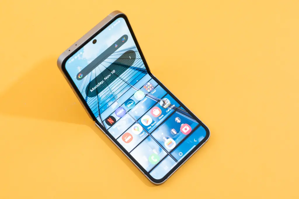 Foldable vs. Bar Phones in 2025: Pros, Cons, and Verdicts